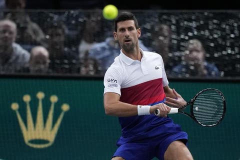  Djokovic avanza a semifinales del Masters de París