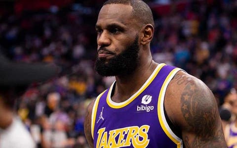  La NBA multa a LeBron James por un «gesto obsceno» en pleno partido