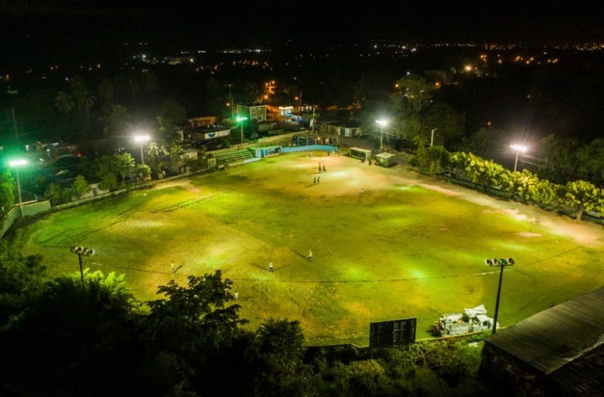  Edesur ilumina estadio de Caballona tras 15 años a oscuras