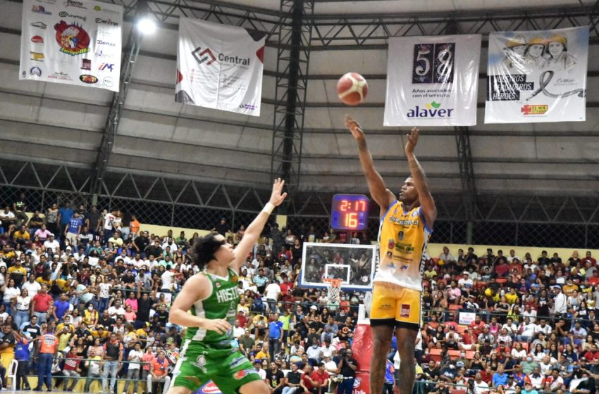  Rebeldes y Dosa empatados en la primera posiciòn del XXVII Torneo de Baloncesto Superior Vegano.