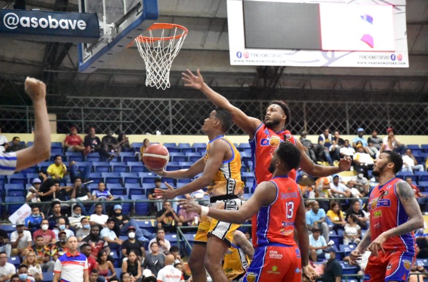  Saul Mejia y Jared Shaw electos los mejores de la segunda semana del XXVII Torneo de Baloncesto Superior Vegano.