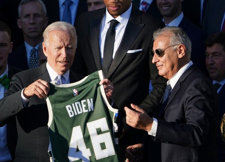  Biden recibe en la Casa Blanca a los Bucks, campeones de la NBA