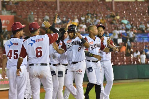  Gigantes dan paliza a los Toros y ganan cuarto al hilo