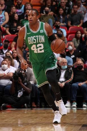  Brown y los Celtics sorprenden a los Heat, Horford aporta 10 y siete rebotes