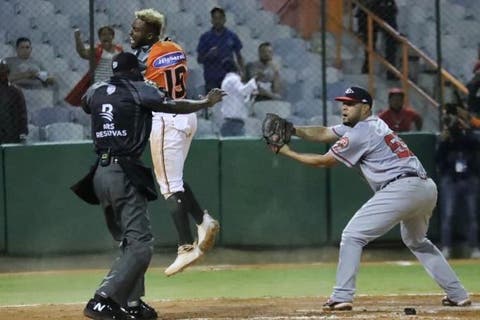  Toros dejan al Escogido en el terreno con corrido de Castro