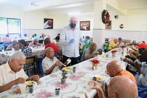  COD lleva alegría y diversión a ancianos con tradicional cena navideña