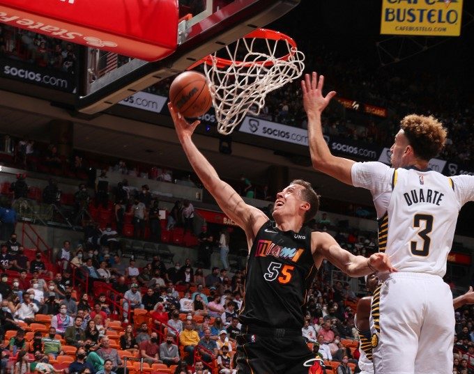  Robinson y Herro guían a Miami en triunfo sobre los Pacers