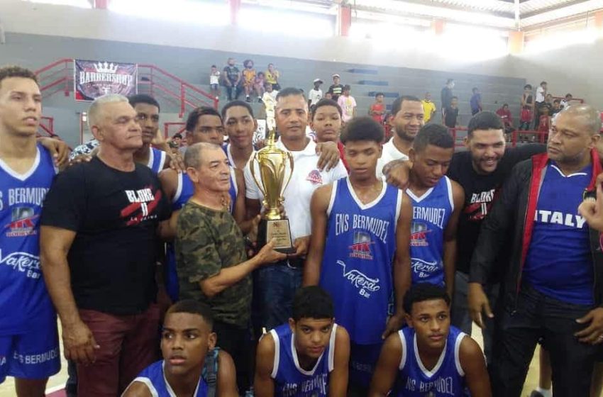  Nani Marrero se corona campeón en el Torneo de Baloncesto Infantil de Santiago y se alza con la copa Banreservas