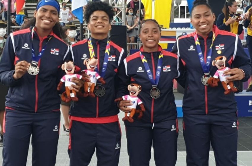  República Dominicana logró medalla de plata en basket femenino 3 x 3 juegos Panamericanos junior  El seleccionado de baloncesto femenino 3×3 se quedó con la medalla de plata al perder 17-20 en la ante la representación de Colombia en el choque de cierre del torneo de esa disciplina correspondiente a los Primeros Juegos Panamericanos Juniors de Cali.     Yuliany Paz Parea, con ocho puntos, y Carolina López Correa, con cinco, fueron el soporte ofensivo de Colombia, que también contó con el aporte de Wendy Coy Hernández.     Por la República Dominicana, Yenifer Jiménez anotó siete, mientras que Yaira Faneyte Carbuccia y Thais Rojas Bonilla terminaron con cuatro tantos cada una.   El seleccionado femenino dispuso 27 por 11 de Chile en la semifinal con una destacada actuación de la versátil Yenifer Jiménez.     El equipo masculino quedó en la cuarta posición tras caer por 16-17 ante el seleccionado de Chile en el partido por la medalla de bronce.     Altor Pickett Heerwagen, con 11 tantos, lideró el ataque de Chile, mientras que Felipe Inyaco anotó tres.´     Por la causa perdida, Juan Rosario Rodríguez anotó ocho puntos, mientras que Hamlet Ruiz Reyes colaboró con cuatro.     En la semifinal, la representación quisqueyana cayó 19-21 ante Puerto Rico en un emocionante partido que se decidió en tiempo extra.  Pie de foto