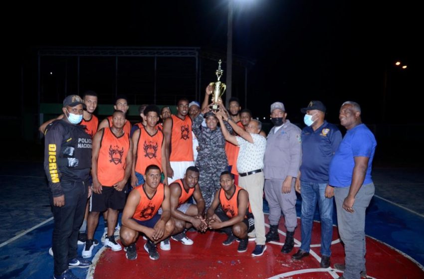  Ensanche Capotillo se corona en torneo de baloncesto navideño