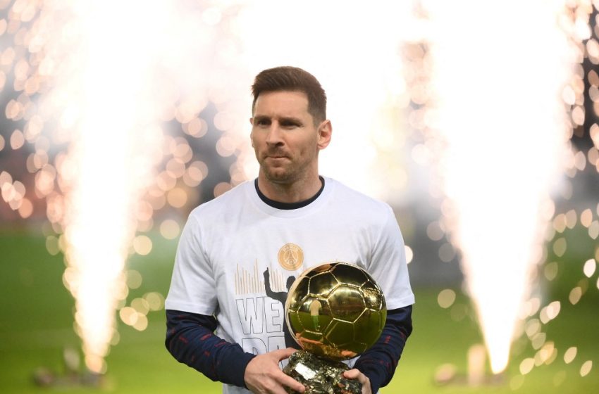  Messi presenta su Balón de Oro al público en el Parque de los Príncipes