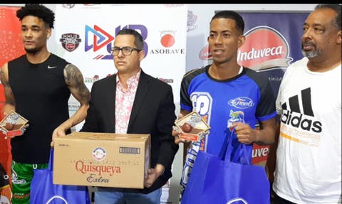  Liz y Hernández reciben premios de la quinta semana Torneo de Baloncesto Superior vegano