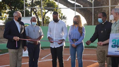  Adrián Beltré entrega campo de béisbol totalmente remodelado