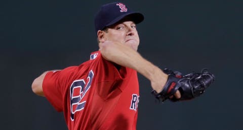  Rich Hill firma con los Medias Rojas