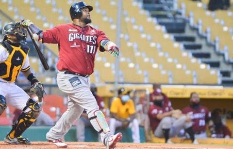  Urrutia y Francisco sobresalen en la victoria de los Gigantes sobre las Aguilas