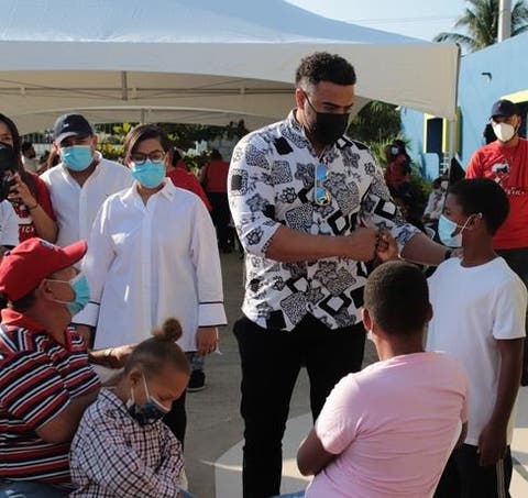  Nelson Cruz abraza a su gente de Montecristi