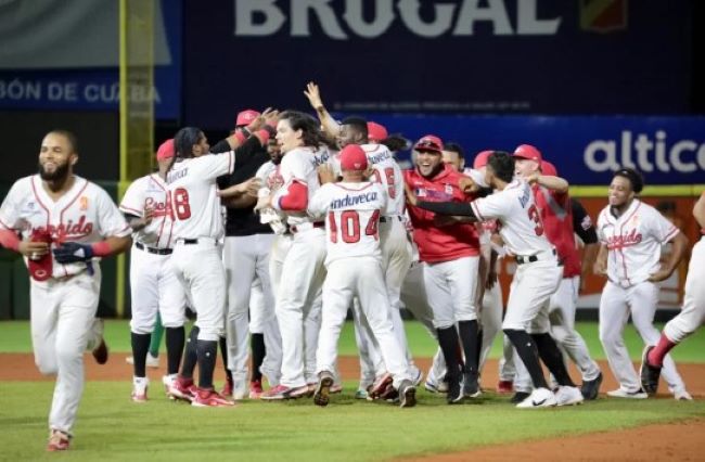  Leones frenan racha negativa con hit de Sandro Fabián en el noveno.