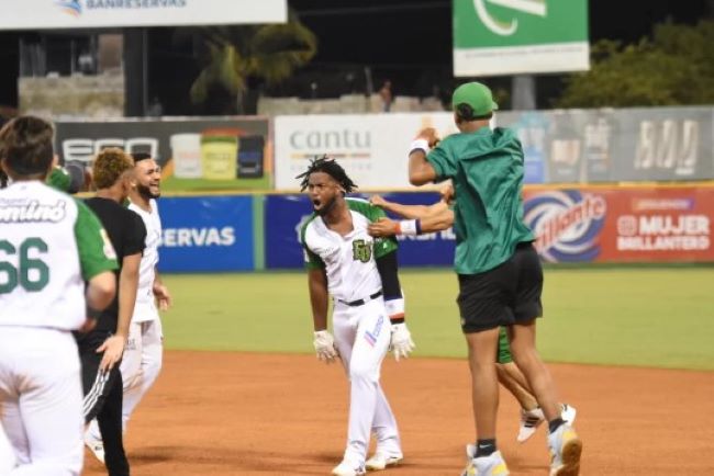  Rainer Cruz definió triunfo de las Estrellas en el noveno para vencer a los Toros.