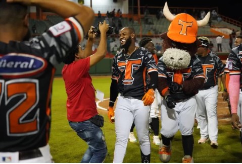  De la Cruz decide con jonrón en el episodio 11 triunfo de Toros sobre Estrellas