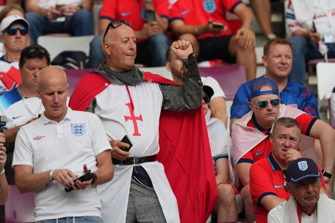  La FIFA dice que los trajes de los cruzados que llevan los aficionados ingleses son «ofensivos»