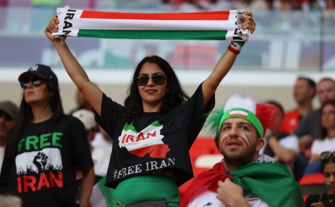  Los hinchas de Irán protestaron dentro del estadio del Mundial antes de que la policía confisque las banderas