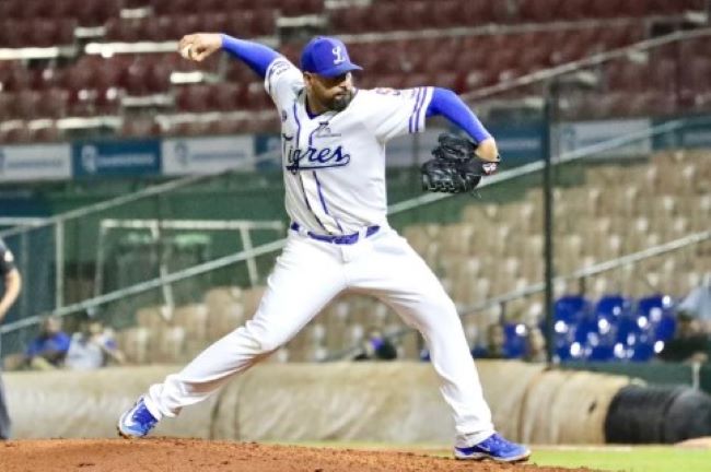  Licey se impone a Toros y vuelve al primer lugar tras un noveno episodio de espanto