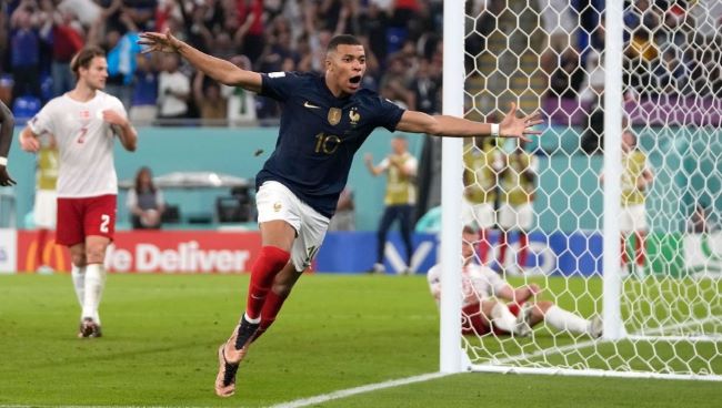  Los goles de Kylian Mbappé aseguran que el campeón defensor Francia sea el primer equipo en sellar un lugar en las etapas eliminatorias de la Copa del Mundo