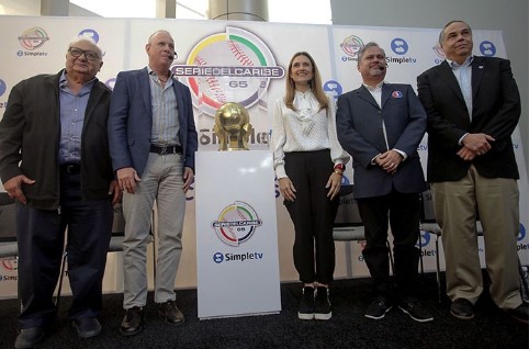  Presentan el trofeo de la Serie del Caribe Gran Caracas 2023