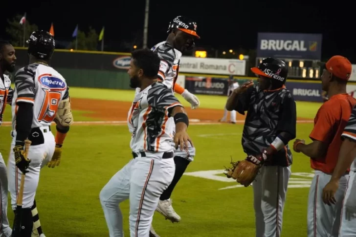  Toros castigan pitcheo de los Gigantes para un triunfo de 8-2