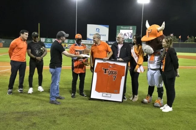  Los Toros derrotan al Licey en noche dedicada al exjugador Eddy Garabito