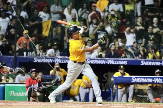  Águilas reaccionan en el octavo para imponerse a los Leones en la capital