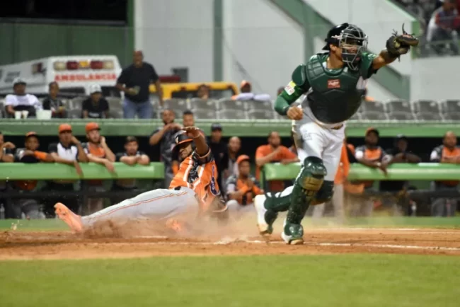  Toros ganan en 13 entradas y se acercan a dos juegos del cuarto lugar