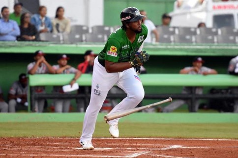  Estrellas derrotan a Gigantes en duelo de pitcheo y se colocan a uno del tercer puesto