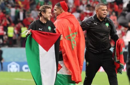 La bandera palestina ondea en la cancha mientras Marruecos celebra su histórica victoria en la Copa del Mundo