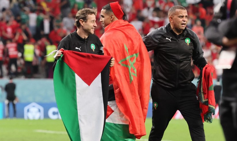  La bandera palestina ondea en la cancha mientras Marruecos celebra su histórica victoria en la Copa del Mundo