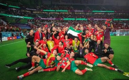  La bandera palestina ondea en la cancha mientras Marruecos celebra su histórica victoria en la Copa del Mundo