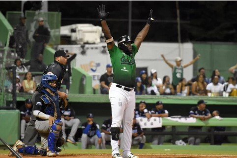  Jonrón de Pimentel deja al Licey en el terreno y Estrellas amplían ventaja en el cuarto luga