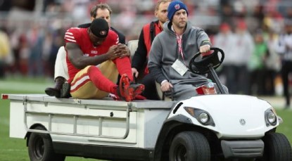  Deebo Samuel fue sacado en el carrito de asistencias con los 49ers