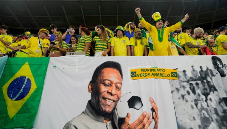  Pele’s Health Improves, but He Remains in Hospital