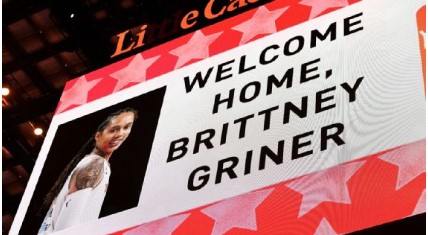  Brittney Griner hace entrenamiento ligero; su primera movida es una volcada