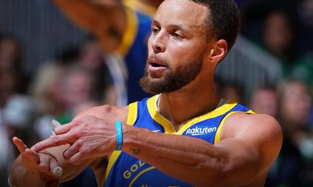  Stephen Curry (hombro) contento de evitar una cirugía, tiene la esperanza de recuperarse pronto