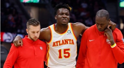  Otra baja para los Hawks; Clint Capela se perdería dos semanas