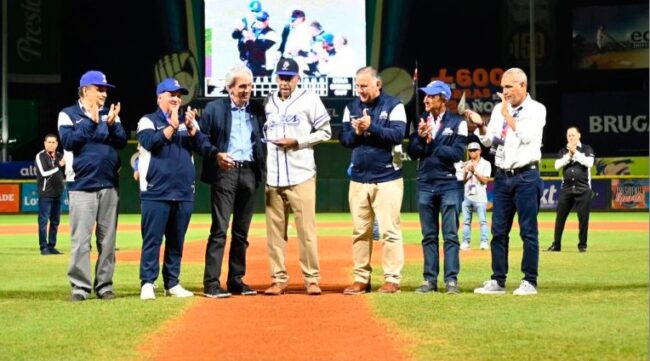  Licey reconoce trayectoria de Radhamés González