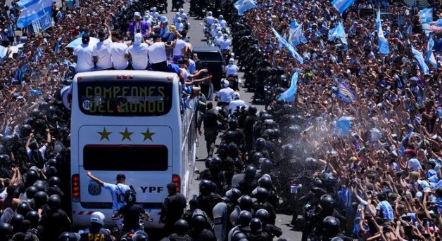  Multitudinario recibimiento de los argentinos a su equipo ganador de la Copa Mundial Qatar 2022