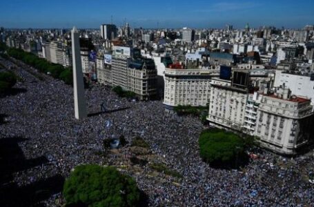 Multitudinario recibimiento de los argentinos a su equipo ganador de la Copa Mundial Qatar 2022