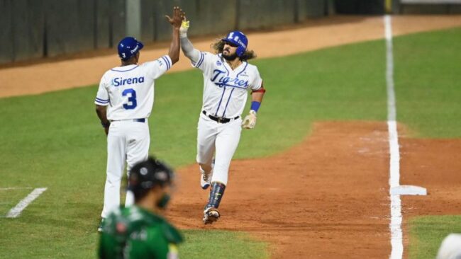  Valdés lanza como maestro, Reyes y Alfaro aportan ofensiva, Licey inicia con triunfo