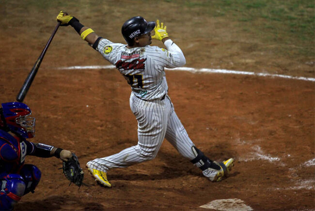  Dominicano Isaías Tejeda empuja cinco y pone 2-0 a Leones de Caracas en la final venezolana