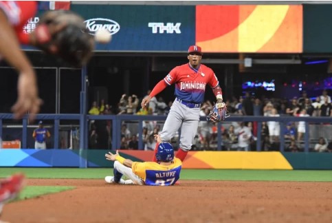  Dominicana cae 5-1 ante Venezuela  En su primer choque en el Clásico Mundial