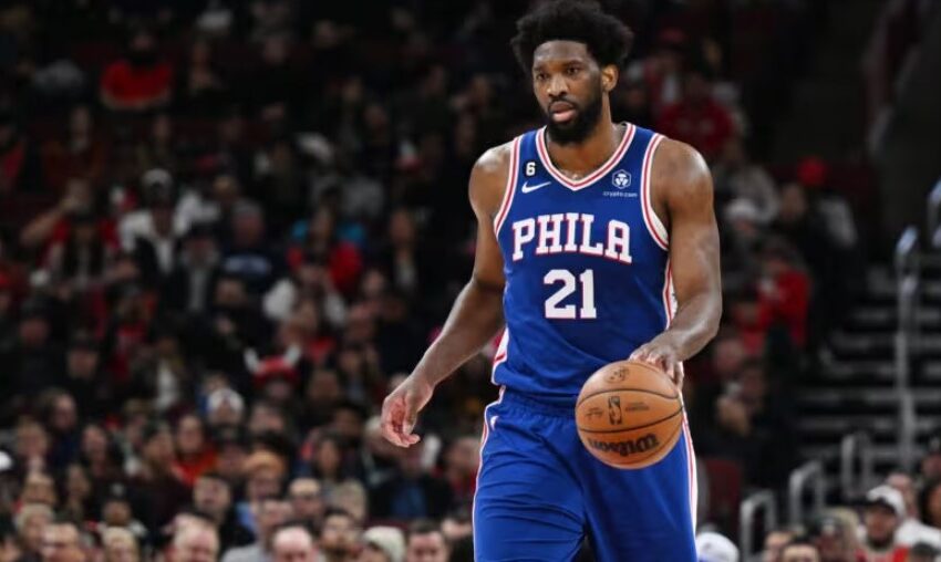  Joel Embiid sale de la primera mitad con una tensión leve en la pantorrilla derecha