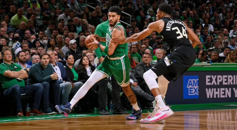  Bucks y Celtics se enfrentan en choque de los dos mejores equipos en el Este